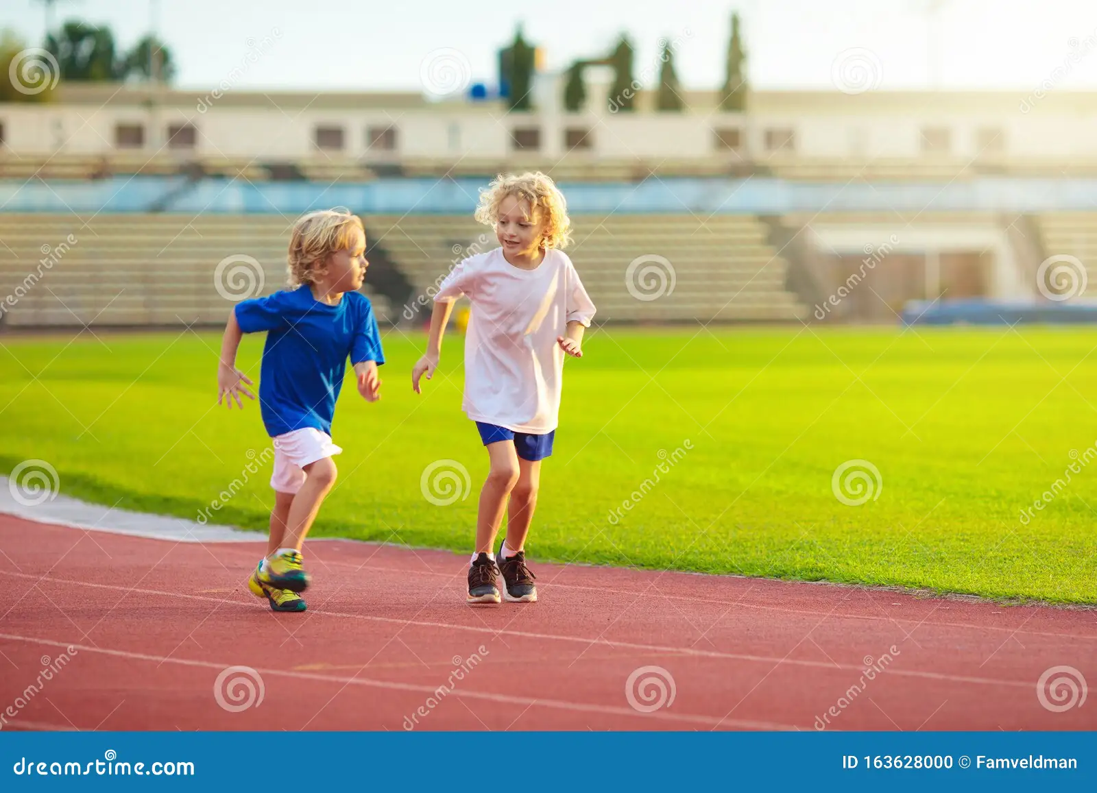 比朔夫：祝贺卡尔完成德青队首秀，他每次拿球观众都惊叹不已